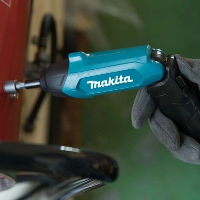 Parafusadeira à Bateria Makita 3,6V DF001DW Dobrável 81 Peças Bivolt